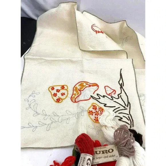 VTG Linen Embroidered Cloth Lot & Pack of Skeins Yarn Wool Guro Paternayan 42 PC - Picture 8 of 13